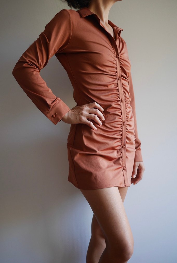 Uzun Kollu Taba rengi Büzgülü Kadın Mini Elbise - Görsel 2