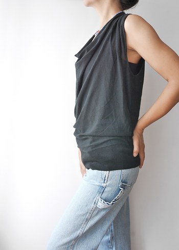 Siyah,Dökümlü Yakalı Kolsuz Triko Bluz - Görsel 2