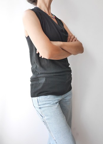 Siyah,Dökümlü Yakalı Kolsuz Triko Bluz - Görsel 3