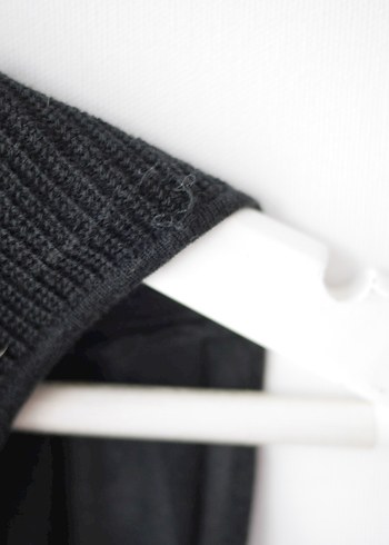 Siyah,Dökümlü Yakalı Kolsuz Triko Bluz - Görsel 7