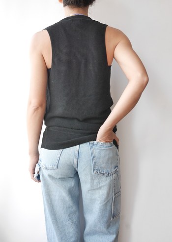 Siyah,Dökümlü Yakalı Kolsuz Triko Bluz - Görsel 4