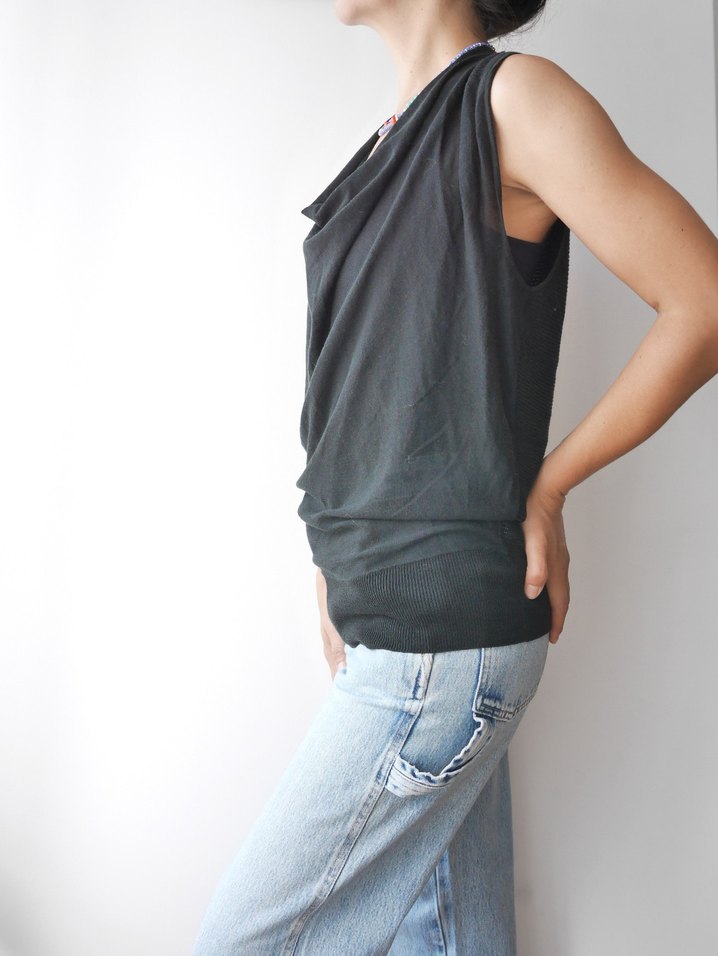 Siyah,Dökümlü Yakalı Kolsuz Triko Bluz - Görsel 2