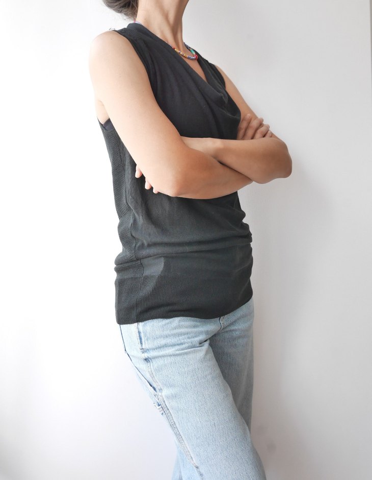 Siyah,Dökümlü Yakalı Kolsuz Triko Bluz - Görsel 3