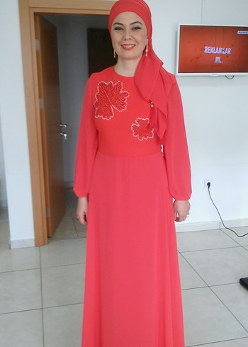 Nakış İşlemeli Kırmızı Uzun Abiye Elbise