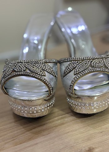 Gri Yılan Desenli Taşlı Yüksek Topuklu Abiye Ayakkabı - Görsel 4