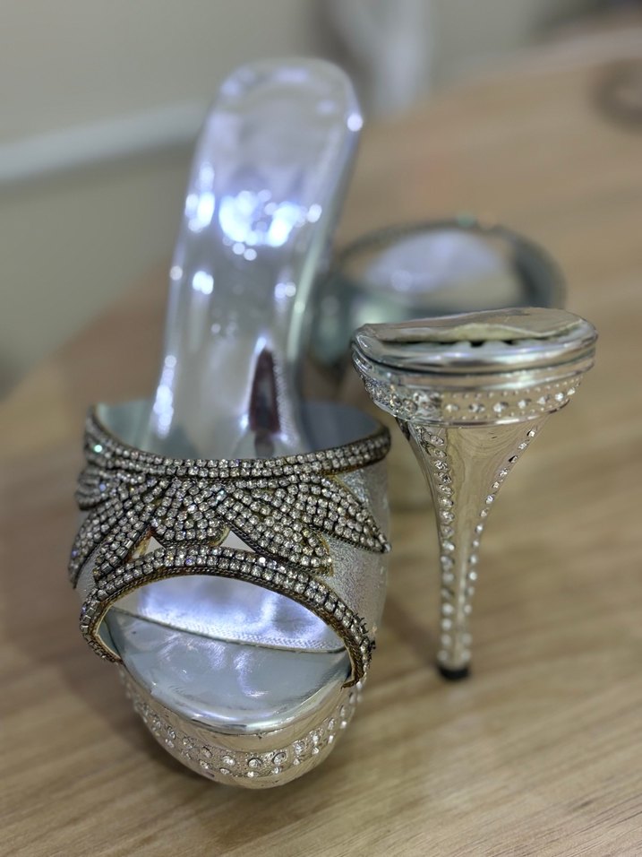 Gri Yılan Desenli Taşlı Yüksek Topuklu Abiye Ayakkabı - Görsel 2