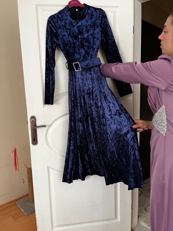 Kemerli Lacivert Uzun Kollu Uzun Elbise - Görsel 3