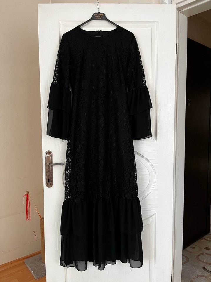 Siyah Nakışlı Uzun Gotik Elbise - Görsel 2