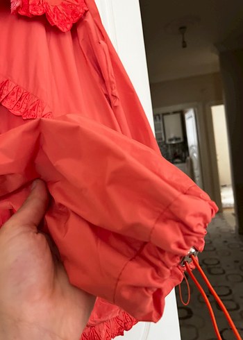 Kırmızı Mini Fırfırlı Kadın Yağmurluk - Görsel 3