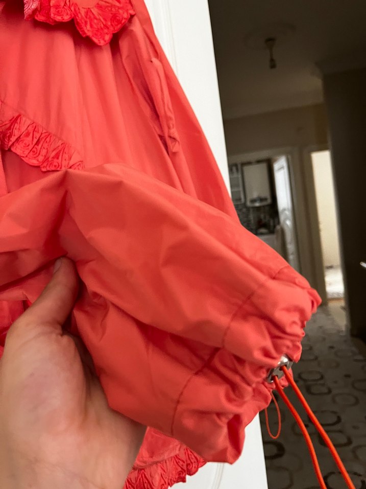 Kırmızı Mini Fırfırlı Kadın Yağmurluk - Görsel 3