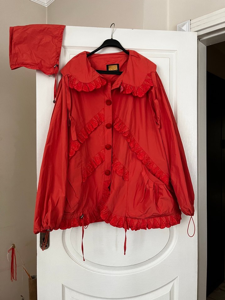 Kırmızı Mini Fırfırlı Kadın Yağmurluk - Görsel 2