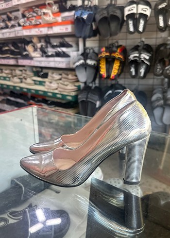 38 Beden Gri Parlak Yılan Desenli Metal Topuklu Stiletto
