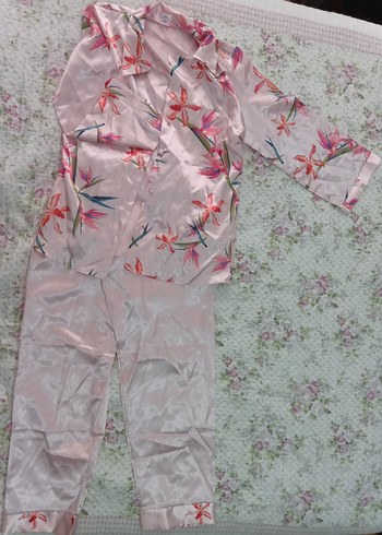 Pembe Çiçek Desenli Uzun Kollu Saten Pijama Takımı