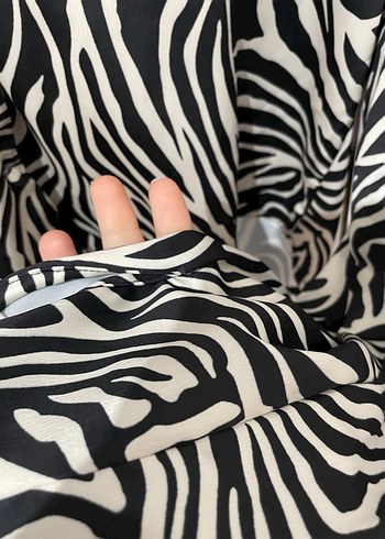 Zebra Desenli V Yakalı Gömlek - Görsel 3