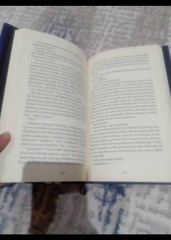 Beden Renk Yere Yakın Yıldızlara Uzak - Emine Tavuz