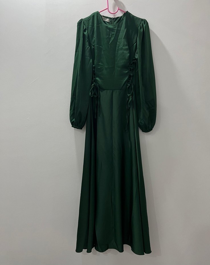 Uzun Kollu Yeşil Saten Uzun Elbise - Görsel 2