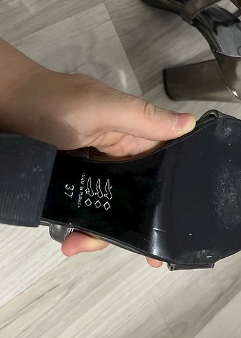 Gri Çarpraz Bantlı Topuklu Kadın Ayakkabı - Görsel 4