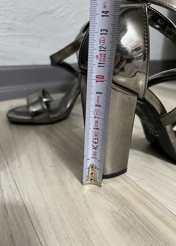 Gri Çarpraz Bantlı Topuklu Kadın Ayakkabı - Görsel 3