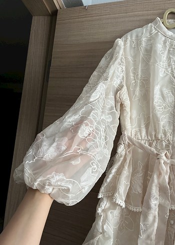 Bej Valonlu Şerit Detaylı Kat Kat Elbise - Görsel 3