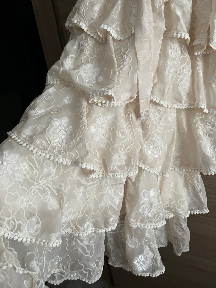 Bej Valonlu Şerit Detaylı Kat Kat Elbise - Görsel 4