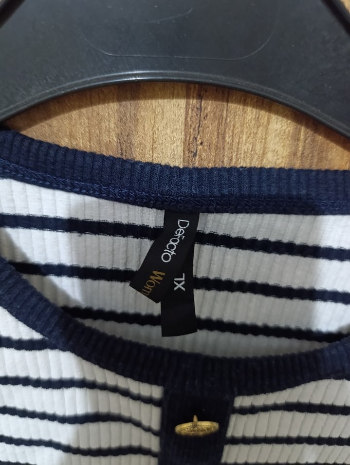 Düğmeli Siyah Beyaz Mini Çizgili Kadın Tişört - Görsel 2