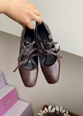 Elle Kahverengi Yılan Derisi Desenli Tokalı Topuklu Ayakkabı