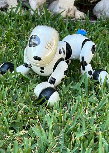 Beyaz Robot Köpek Figürü zoomer