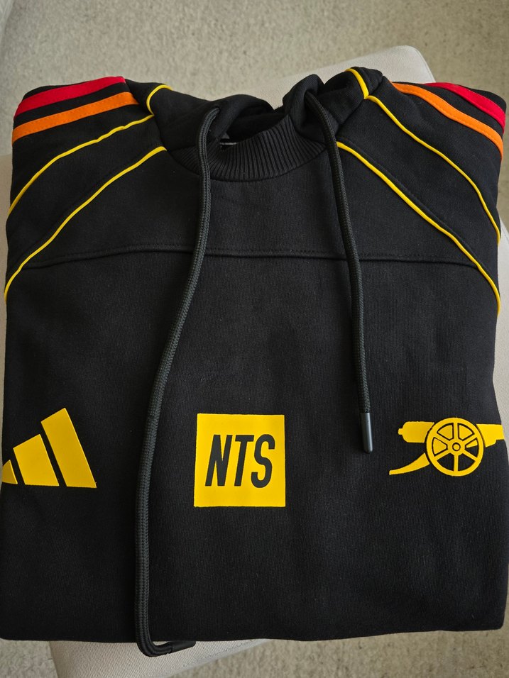 Siyah Kapüşonlu Sweatshirt - Spor ve Sokak Stili - Görsel 2