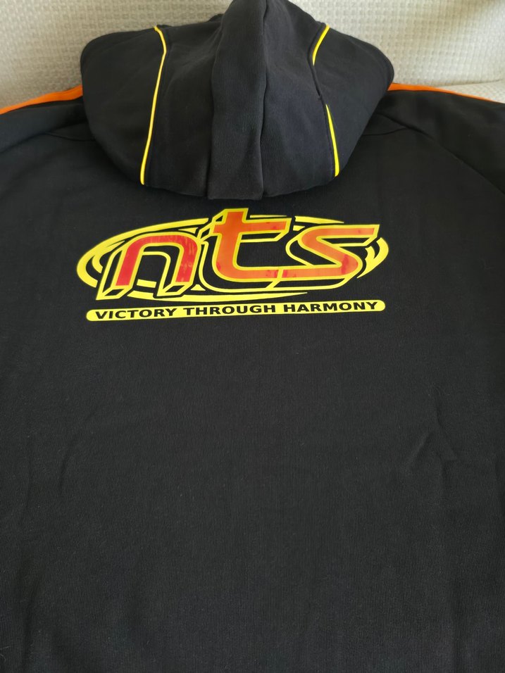 Siyah Kapüşonlu Sweatshirt - Spor ve Sokak Stili - Görsel 4