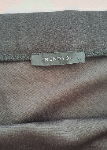 Trendyol & Milla Siyah Uzun Yırtmaçlı Dar Kesim Etek