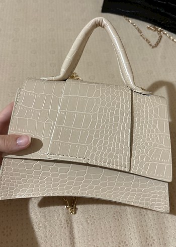  Beden Kemer Detaylı krem ve siyah Yılan Desenli Deri Çanta