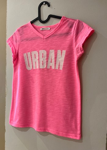 Pembe V Yakalı Kız Tişörtü URBAN Baskılı - Görsel 3