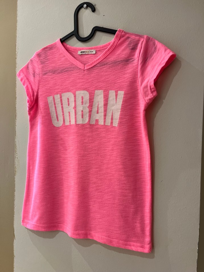 Pembe V Yakalı Kız Tişörtü URBAN Baskılı - Görsel 3