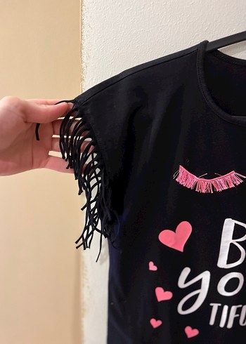 Püsküllü Siyah Baskılı Tişört - Görsel 4