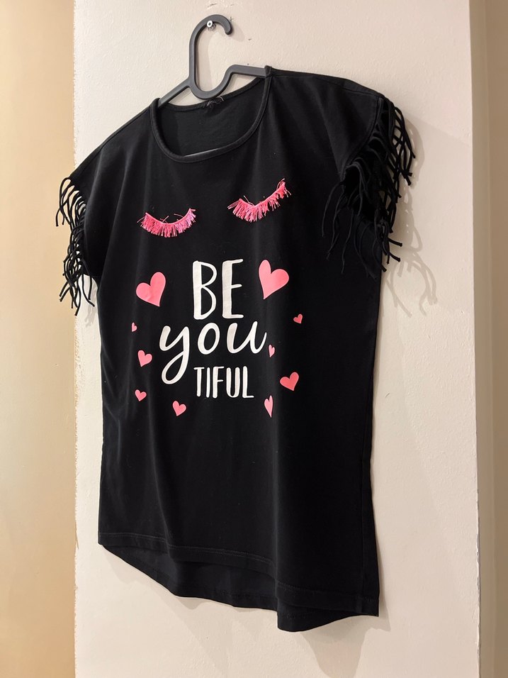 Püsküllü Siyah Baskılı Tişört - Görsel 3