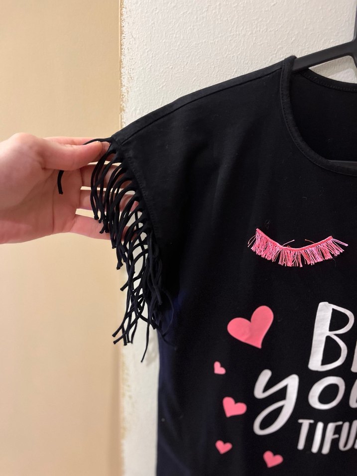 Püsküllü Siyah Baskılı Tişört - Görsel 4