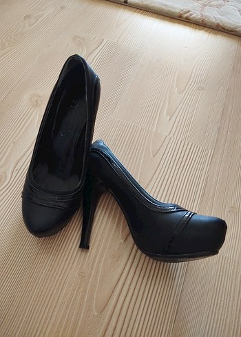 Kadın Siyah Pliseli Stiletto Topuklu Ayakkabı