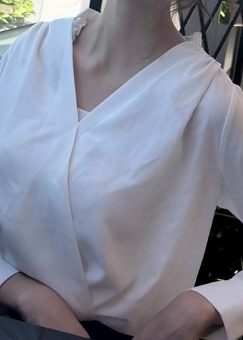 Beyaz V Yaka Drapeli Kadın Gömlek - Görsel 3