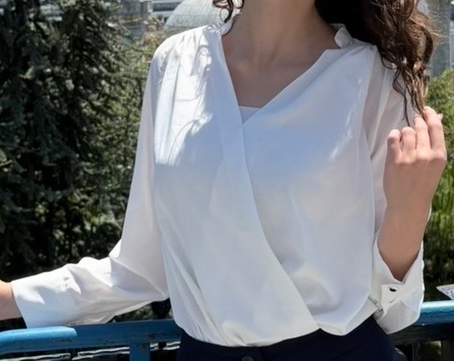 Beyaz V Yaka Drapeli Kadın Gömlek - Görsel 2