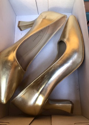 Kadın Altın Rengi Tokalı Topuklu Stiletto