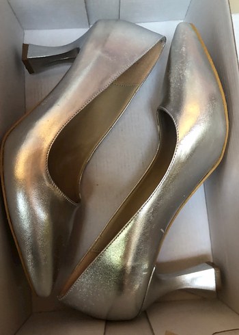 Altın Renk Parlak Metal Topuklu Kadın Stiletto