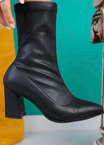 Kadın Siyah Deri Tokalı Topuklu Bot - Görsel 2
