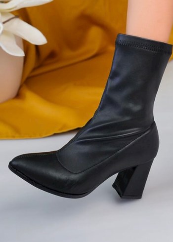 Kadın Siyah Deri Tokalı Topuklu Bot - Görsel 3