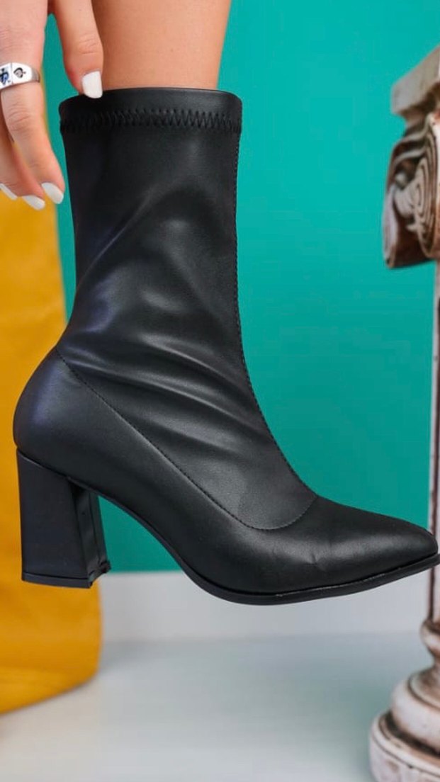 Kadın Siyah Deri Tokalı Topuklu Bot - Görsel 2