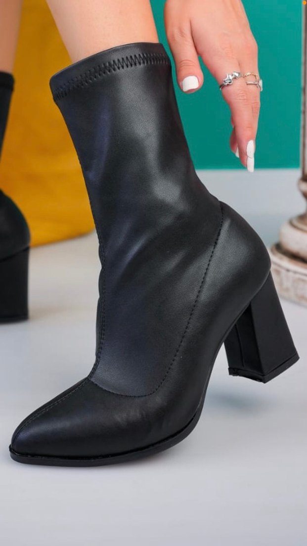 Kadın Siyah Deri Tokalı Topuklu Bot - Görsel 4