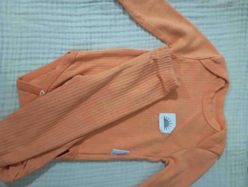 Bej ve Turuncu Çocuk Atlet Takımı - Görsel 4