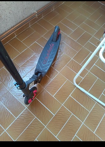 Siyah Çocuk Scooter'ı Parlak Kırmızı Tekerleklerle - Görsel 2