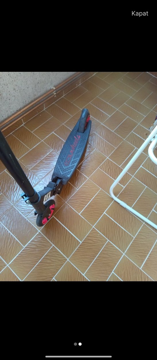 Siyah Çocuk Scooter'ı Parlak Kırmızı Tekerleklerle - Görsel 2