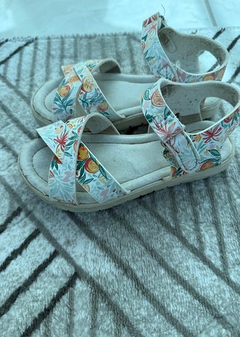 Çiçek Desenli Tokalı Kız Sandalet - Görsel 2