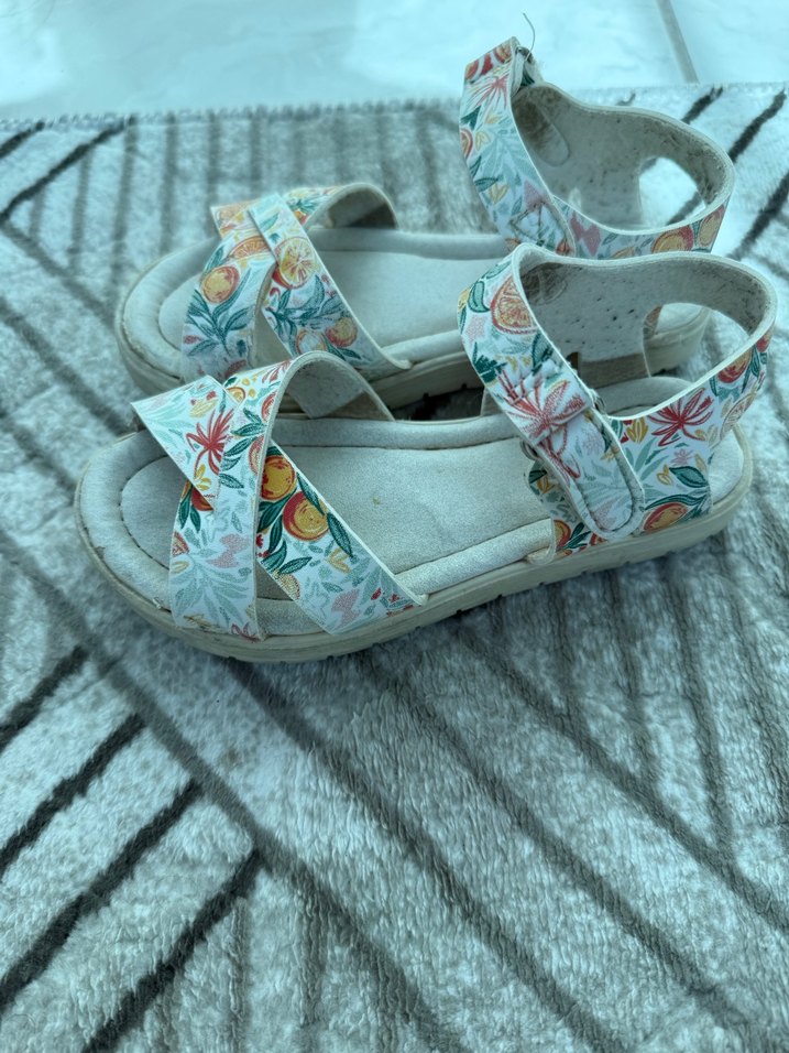 Çiçek Desenli Tokalı Kız Sandalet - Görsel 2